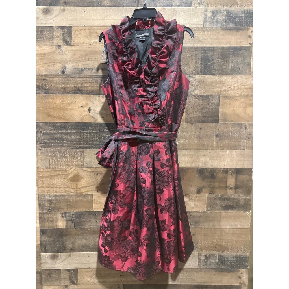 Jessica Howard Black & Red Jacquard Cocktail Dress – Size 16 –